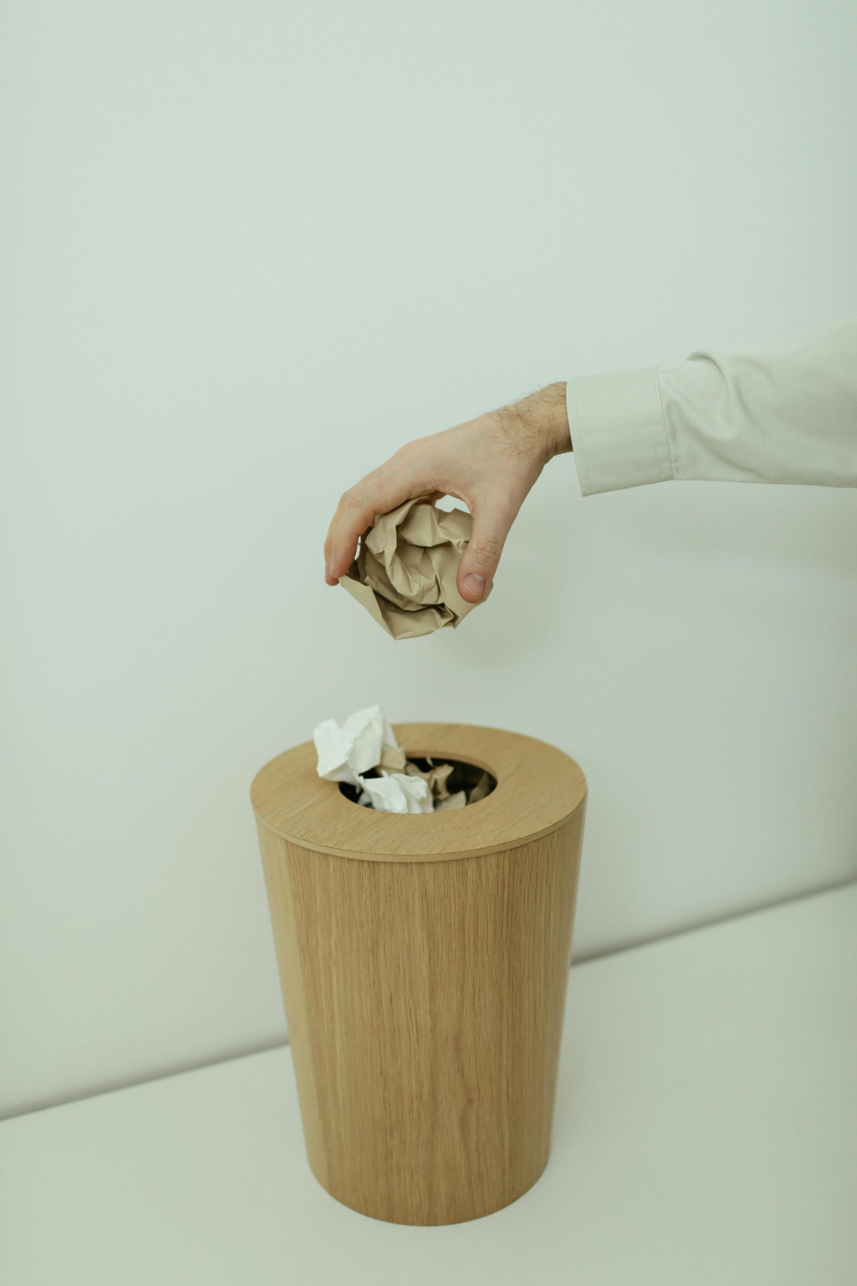 Hand gooit onnodige verzekeringen weg