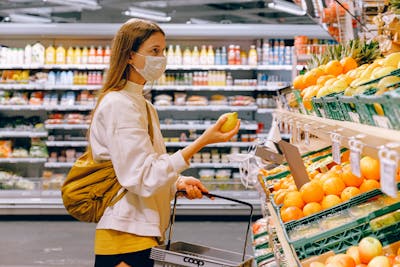 Vrouw  in supermarkt met mondkapje op