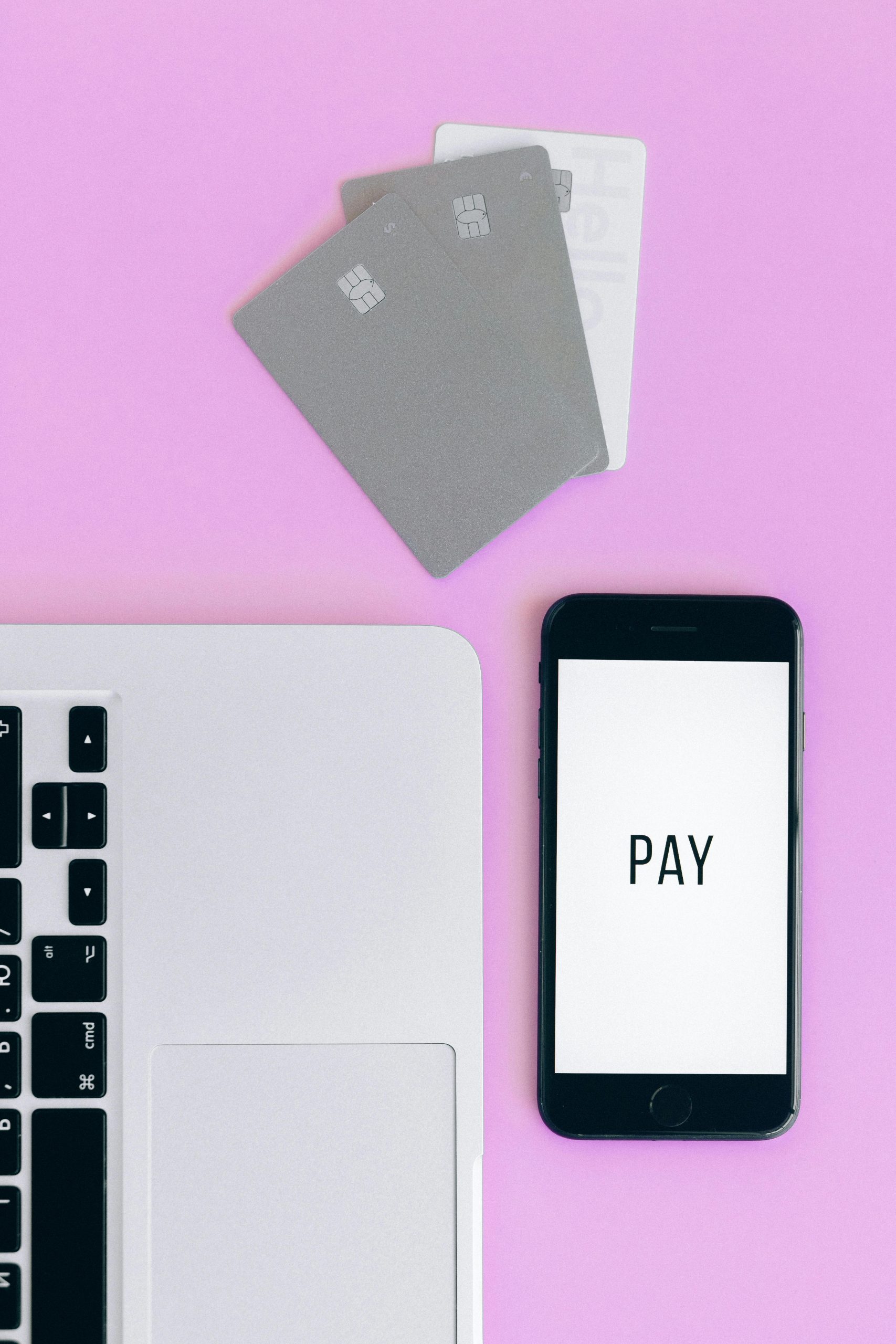 telefoon met het woord 'pay' en deel van een laptop