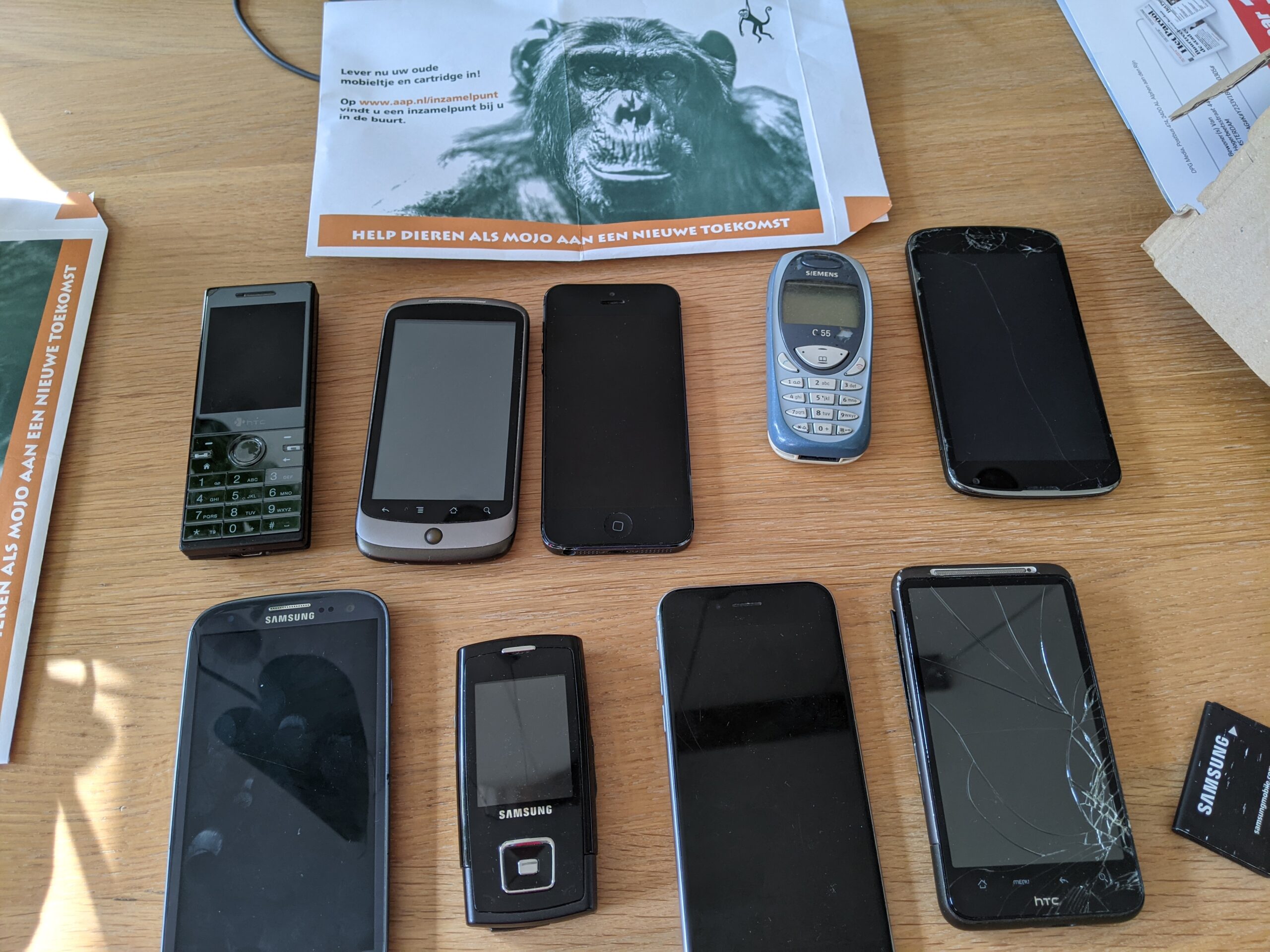 Mobiele telefoons en een enveloppe van stichting Aap
