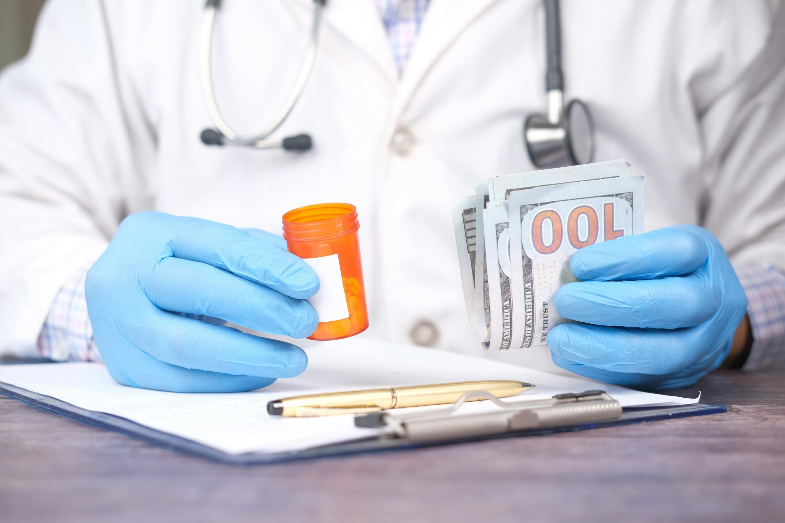 een dokter met geld en medicijnen
