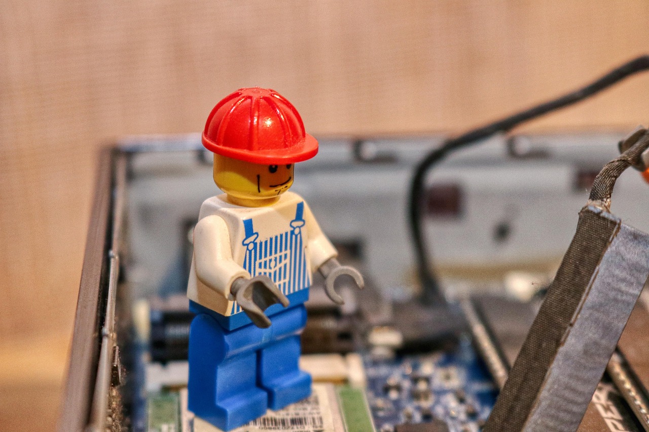 computerheld lego repareert laptop
