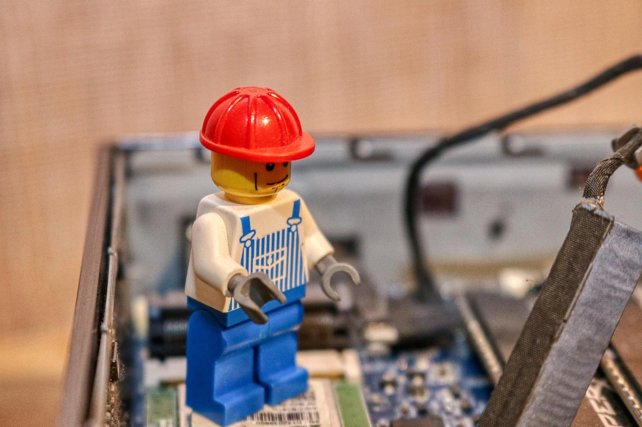 computerheld van lego repareert laptop